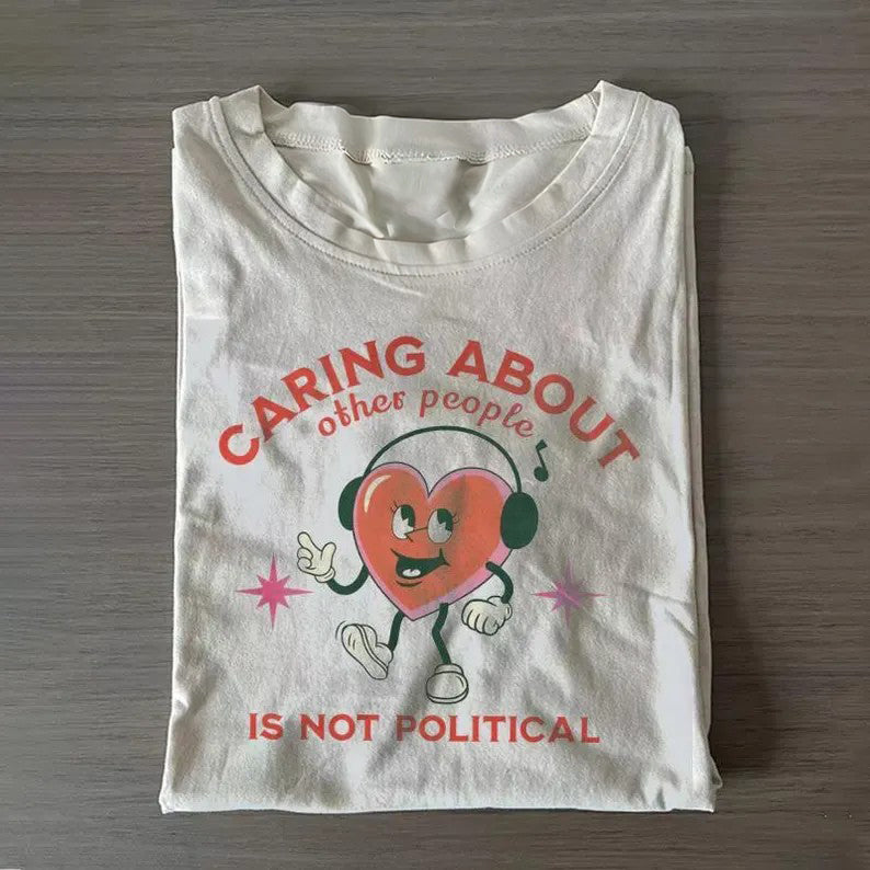 Sich um andere Menschen zu kümmern, ist nicht politisch – T-Shirt