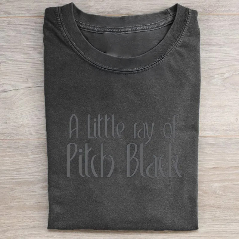 Besticktes T-Shirt „A Little Ray of Pitch Black“